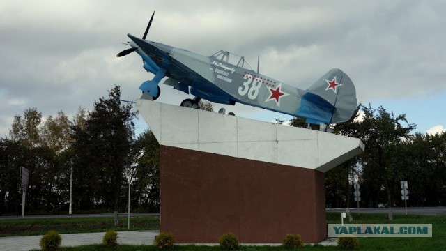 Самолет во дворе