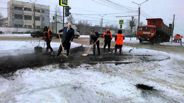 Сажающие дерево Трамп и Макрон превратились в мем