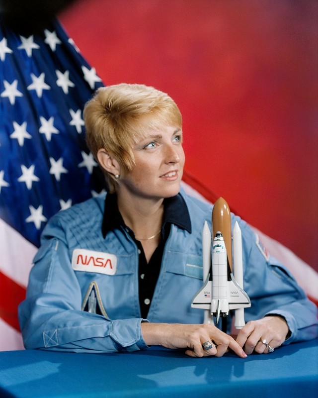 Роскосмос выпустил календарь о своих рабочих буднях с девушками в стиле пинап