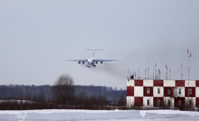 Крутой заход на посадку Ил-76 и спутный след