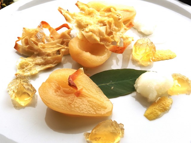 Эвкалиптовые груши с желе, лимонным сорбетто и бискотто брик