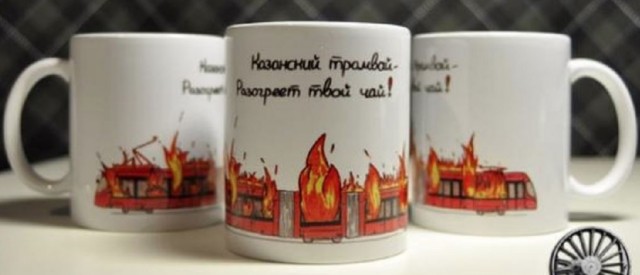 В Казани трамвай сошел с рельс и протаранил автомобили и столбы​: образовалась пробка