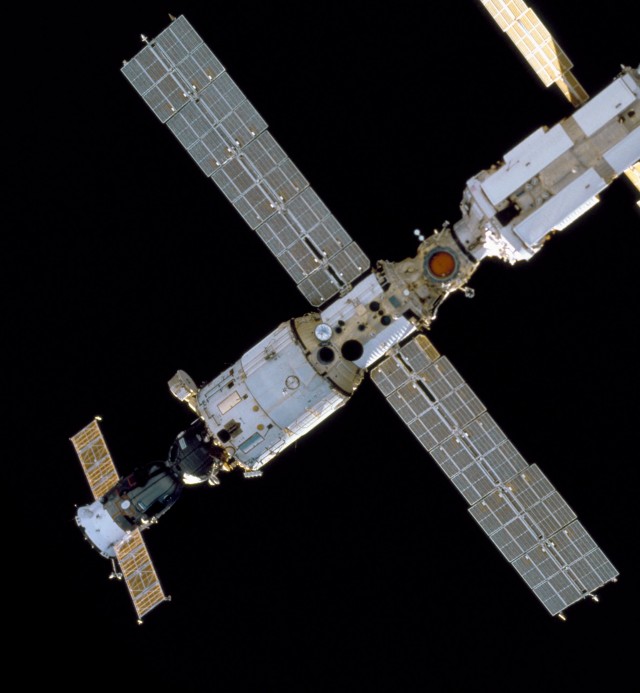 В переходном отсеке российского модуля Звезда ситуация с трещиной выходит из-под контроля