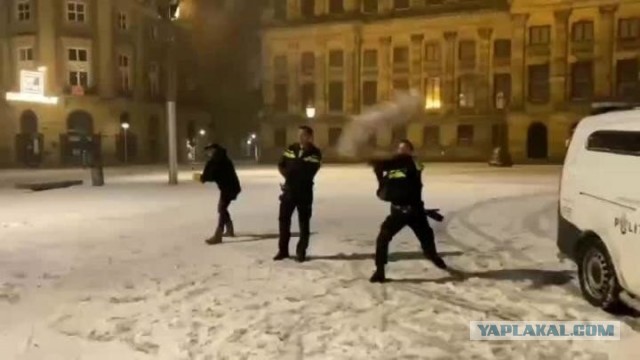 В Амстердаме погодный катаклизм - народ от неожиданности "дуреет" на улицах