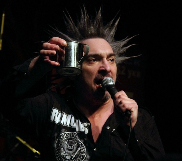 Крик подобен грому: "Дайте людям рому!"