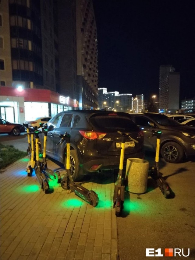 Припарковалась на тротуаре