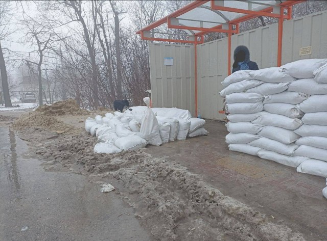 В Белгороде развалились укрепления из мешков с песком, которыми обложили остановки