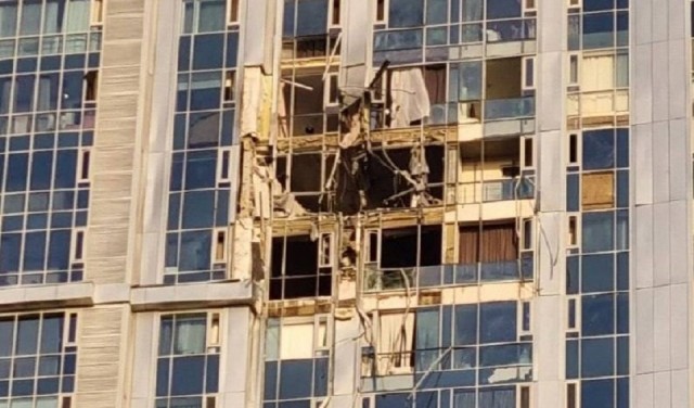 СМИ публикуют кадры попадания беспилотника в высотку в Саратове