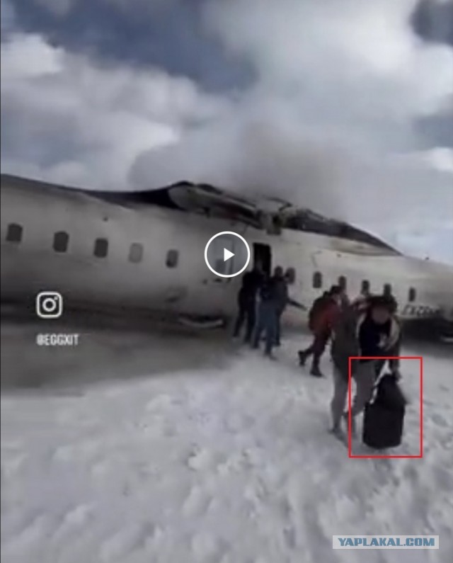 В аэропорту Торонто пассажирский лайнер перевернулся вверх дном