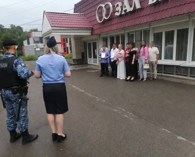 В Хакасии жениха и свидетеля забрали прямо со свадьбы из-за долгов по алиментам на детей от прошлого брака