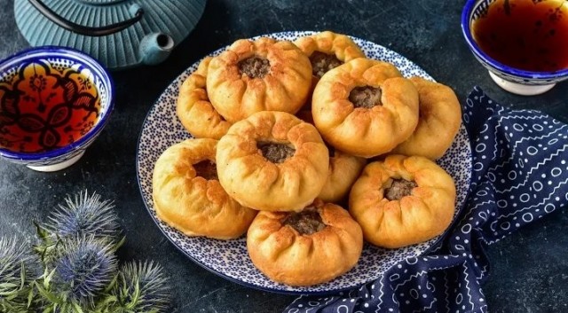 Пицца с сыром и колбаской