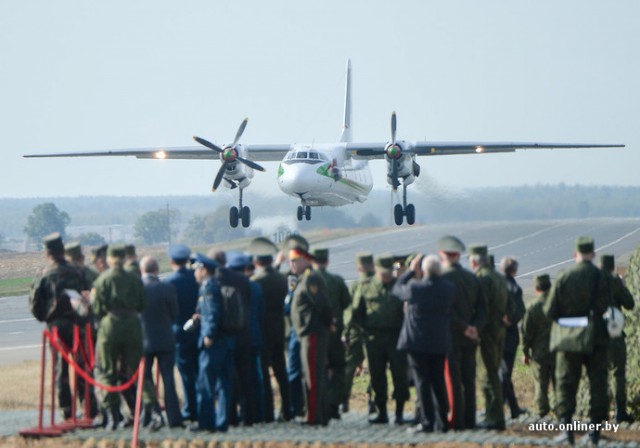 В Беларуси на трассу сели самолеты.