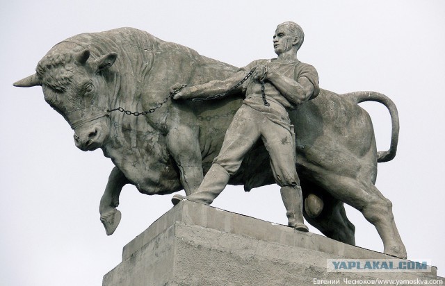 Могила Виктора Нуаре — магнит для парижских женщин