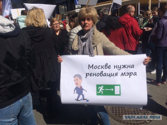 В Москве у Госдумы устроили стихийное шествие после выступления Собянина о поддержке реновации
