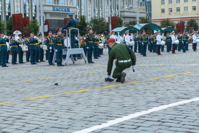 У участницы парада Победы в Калининграде слетела туфля, но девушка продолжила маршировать и не нарушила строй
