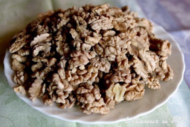 Щницель ... из капусты, Зато с ореховым соусом