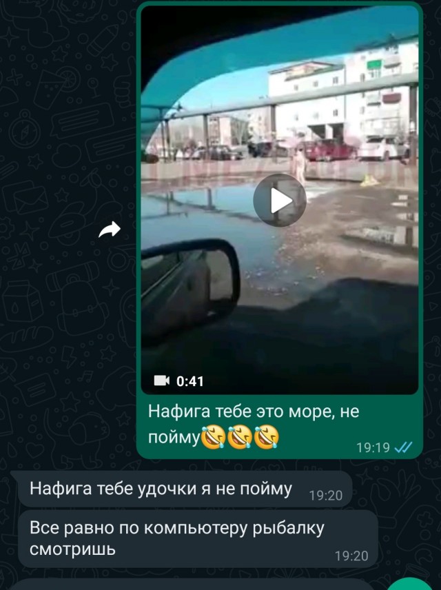 Женщина очень рада приходу весны