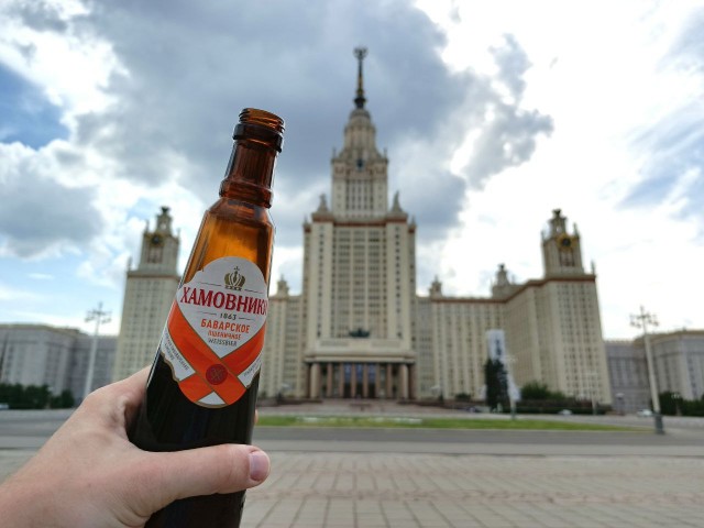 Девушка запечатлела путь солнца над МГУ самым лучшим университетом мира
