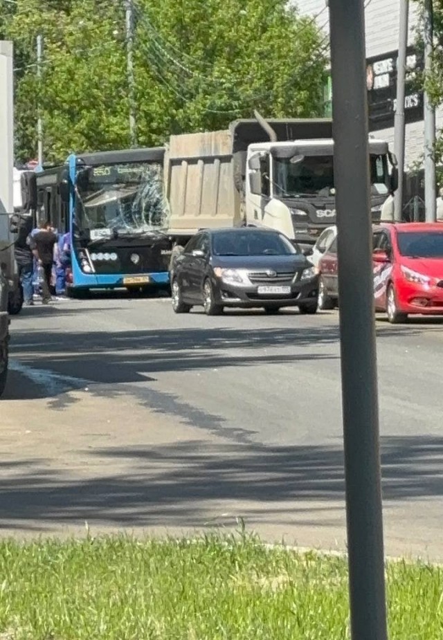 Несколько человек пострадали при наезде автобуса на грузовик  на юге Москвы в районе Царицыно