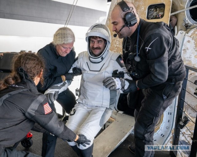 Корабль Crew Dragon с космонавтом Роскосмоса Андреем Федяевым вернулся на Землю.