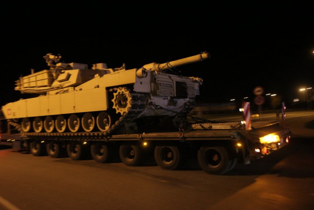 В Латвию впервые прибыли американские танки и БМП