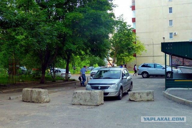 Еще один ребенок под машиной