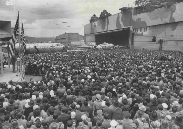 Во время Второй мировой США построило поддельный город на крыше завода, вот как он выглядел
