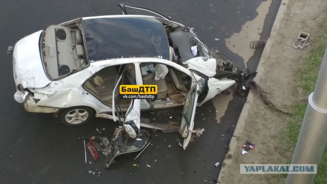 Камри уходила от погони и врезалась в столб