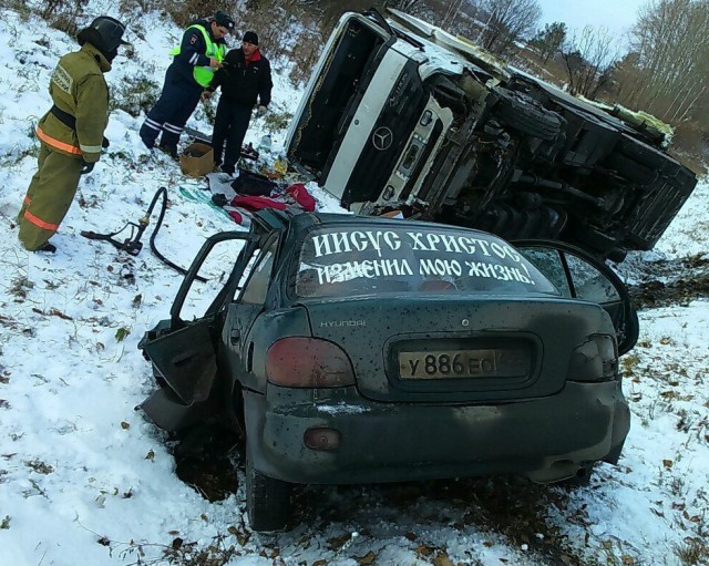 Пошёл на обгон. Священник на "ауди" разбился в аварии под Кировом