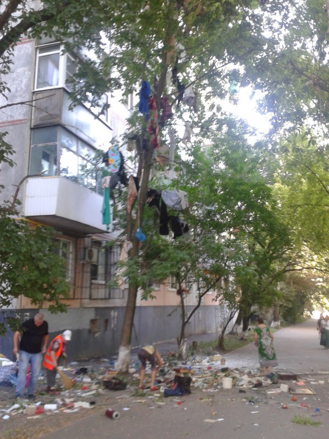 В Москве женщину спасли из-под завалов мусора в ее квартире