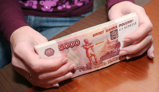 Долги до 100 тысяч рублей будут удерживать из зарплаты