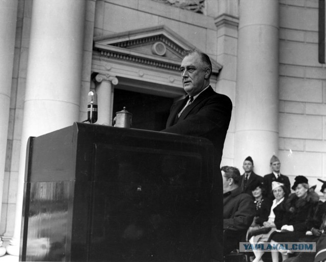 Президент США Г.Трумэн стоит по стойке и ждёт... пока ему предложат присесть!
