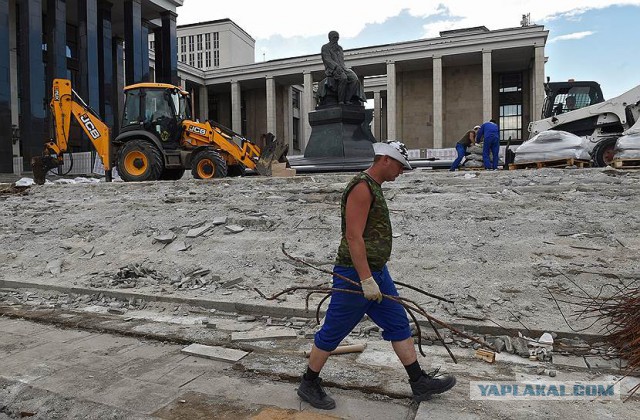 Гранит на лестнице у российской государственной библиотеки в Москве поменяли второй раз за 3 года — по секретному контракту