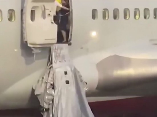 Спешившая в Анталию пассажирка сдала мужчину открывшего люк самолёта из-за жары