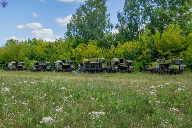 Брошенные ракетовозы РВСН возле бывшей базы утилизации ракетной техники