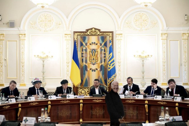 Байден во Вьетнаме запутался в шпаргалках