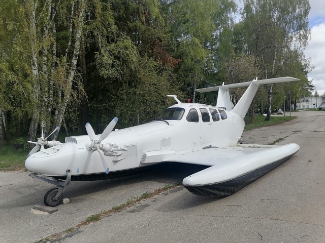 Пара экспериментальных экранопланов Волга-2 на месте заброшенного порта