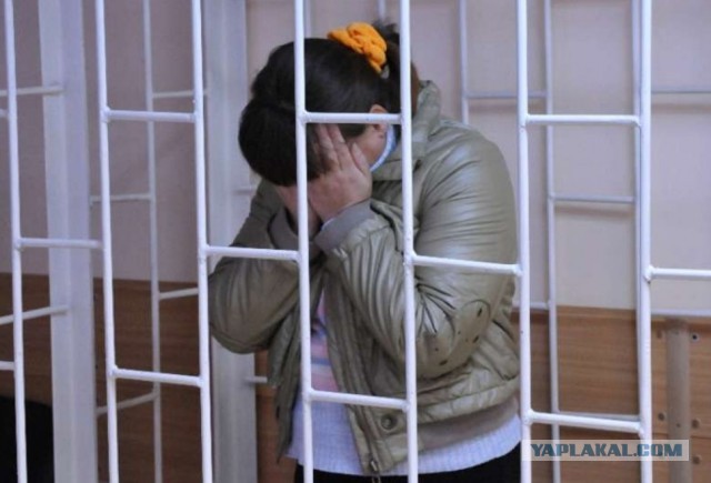 Русофобку набросившуюся с пистолетом на рабочих в Некрасовке отправили в СИЗО на 2 месяца