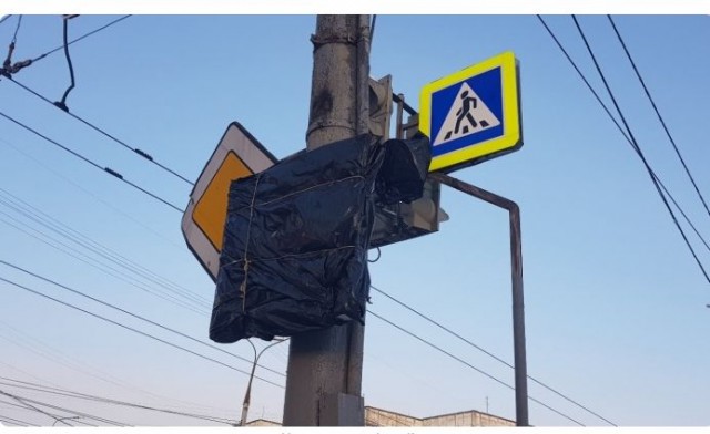 В Калининграде снимут трусы с дорожного знака в центре города, где они висели более 7 лет, став местной достопримечательностью