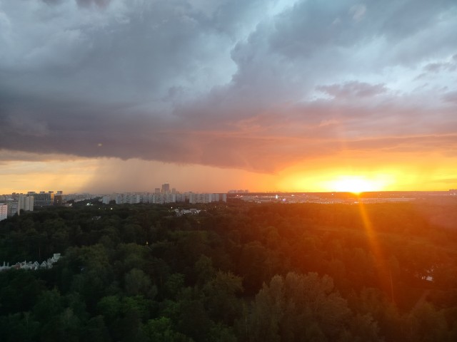 Закат после грозы в Москве