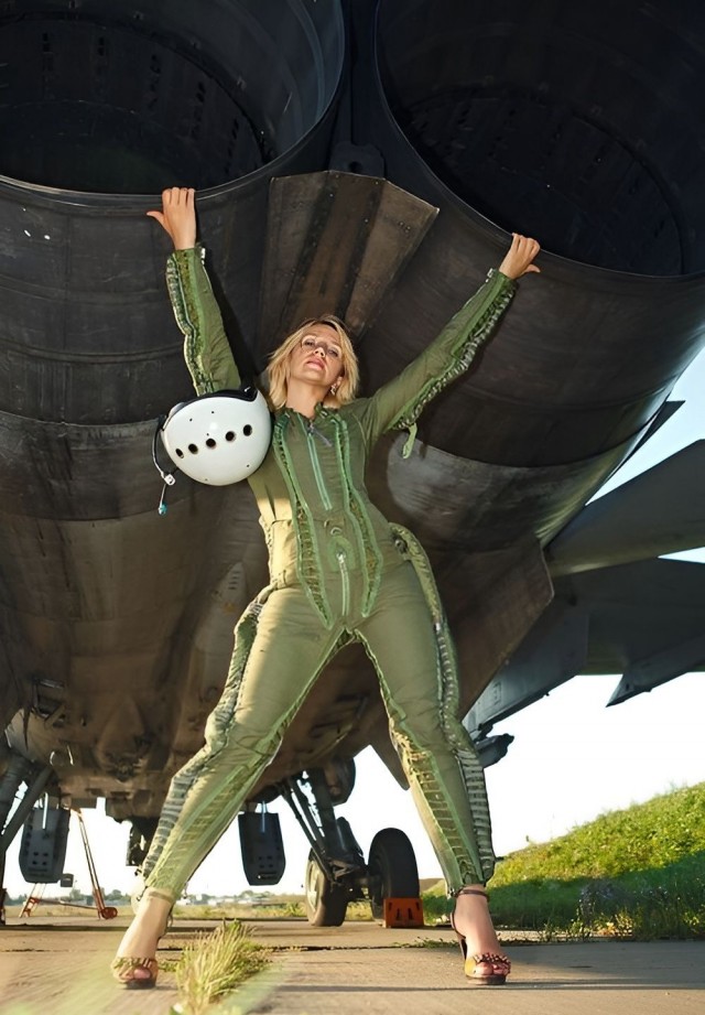 Девушка и железная птица