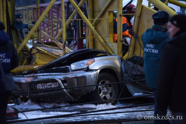 Башенный кран упал поперёк дороги, раздавив авто