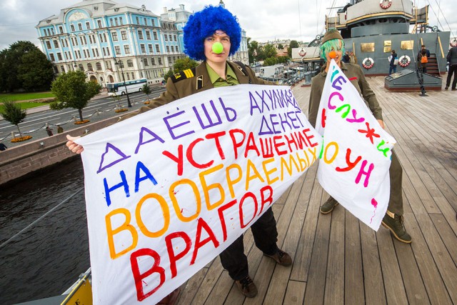 В Петербурге клоуны захватили крейсер «Аврора» и выдвинули требования правительству