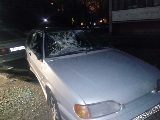 В Копейске ночью мужчина расстрелял машину, в которой подростки слушали громко музыку