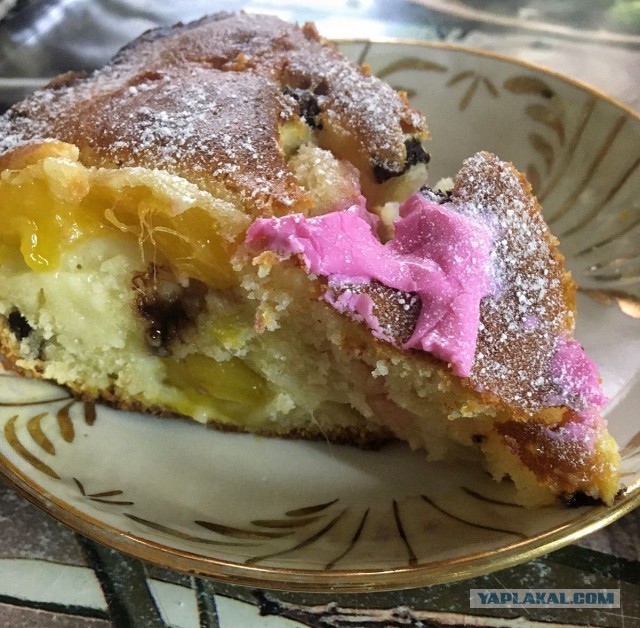 Быстро-вкусно: пирог на сметане с персиками