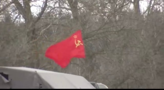 Колонна бронированной техники российских Вооруженных сил совершает марш в назначенный район