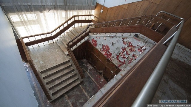 Пионерский лагерь с бассейном и бомбоубежищем