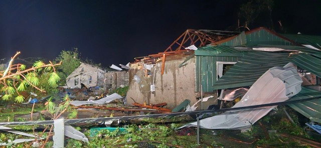 Проход торнадо и его последствия в городе Барнсдолл, Оклахома, США