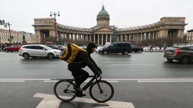 Беглов запретил мигрантам работать курьерами в Петербурге