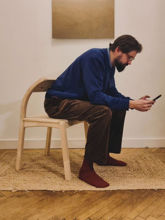 Московский дизайнер Иван Майт создал «сутул» для самого удобного просмотра контента или работы